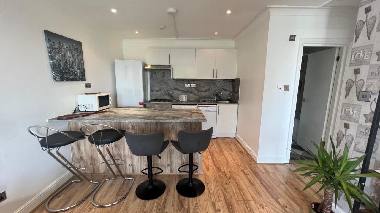 Comfy 2 Bedroom Apartments - Finchley Road, Лондон Екстериор снимка