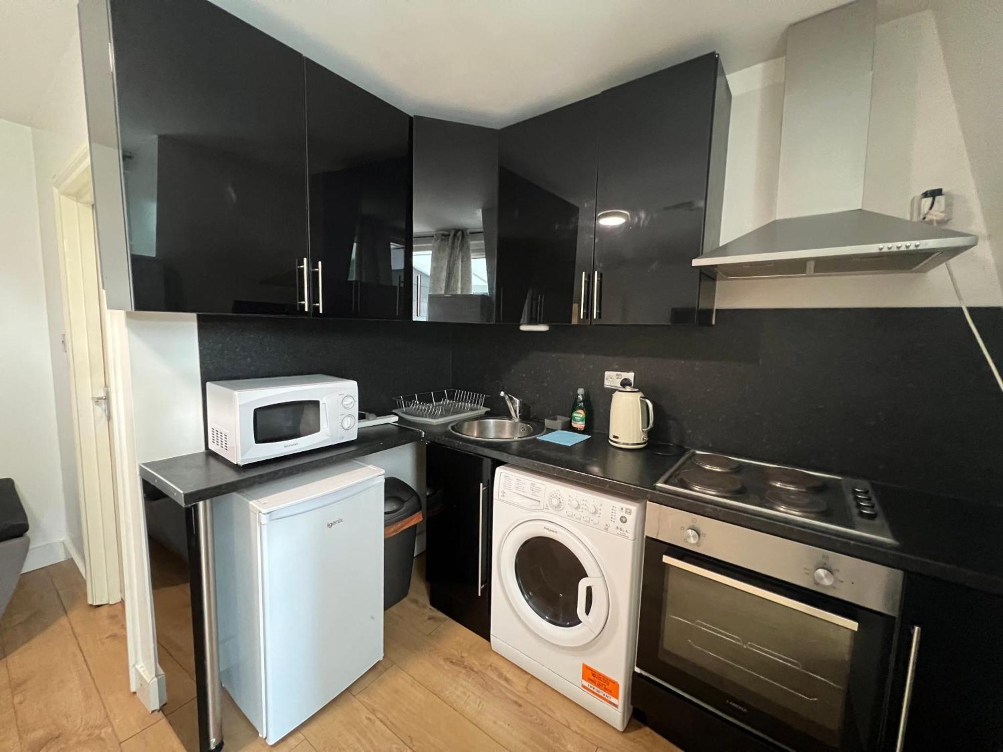 Comfy 2 Bedroom Apartments - Finchley Road, Лондон Екстериор снимка