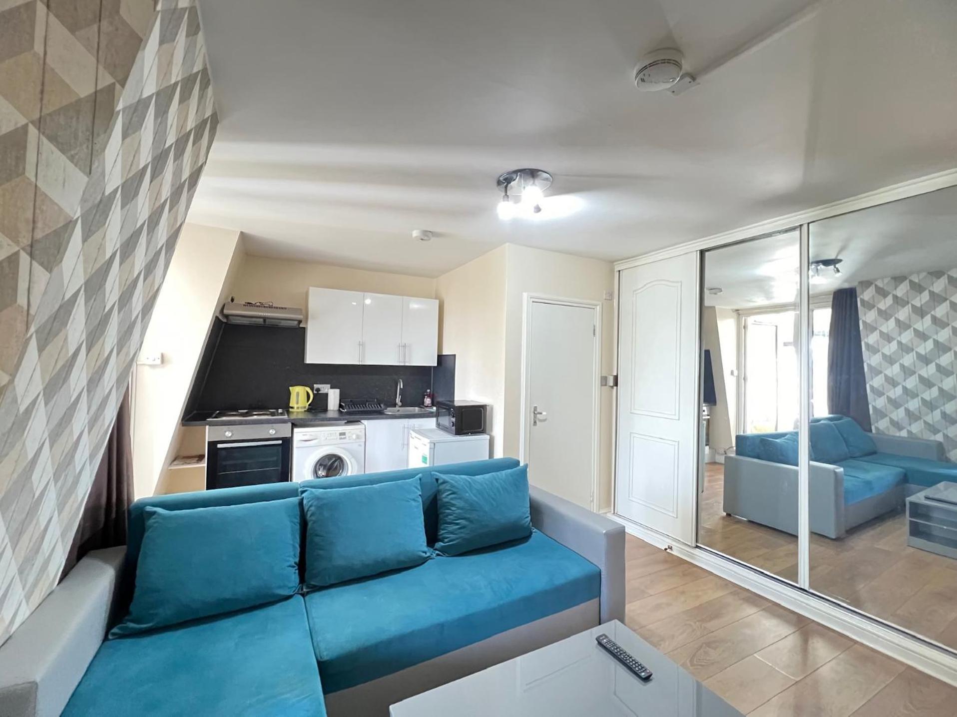 Comfy 2 Bedroom Apartments - Finchley Road, Лондон Екстериор снимка