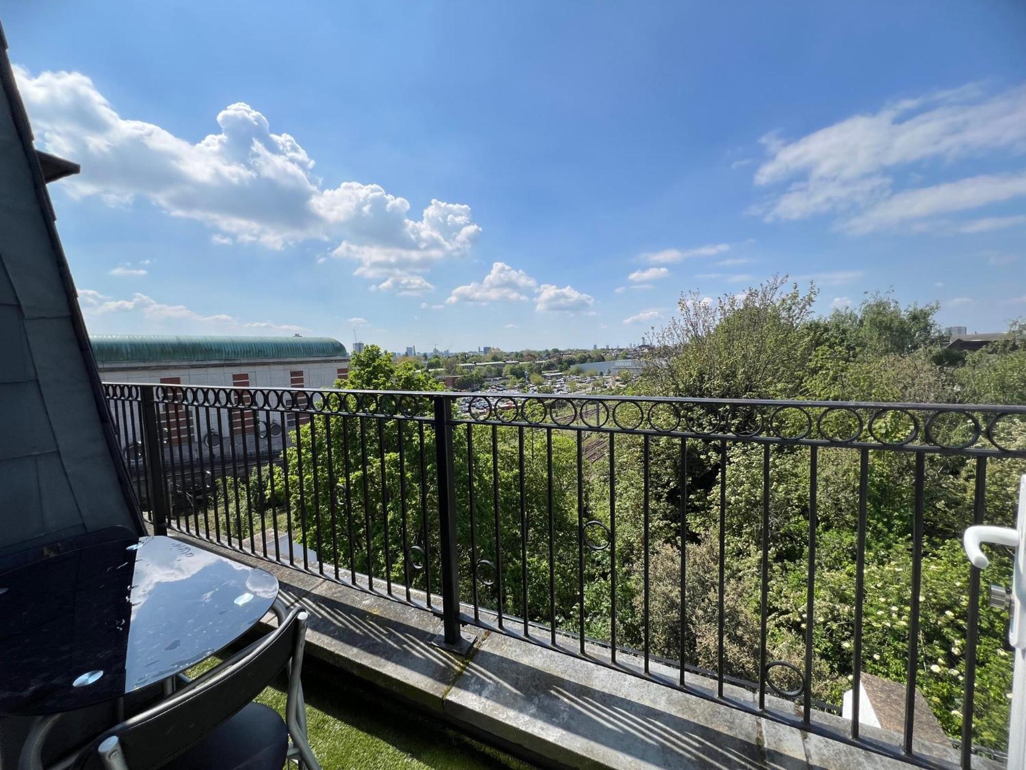 Comfy 2 Bedroom Apartments - Finchley Road, Лондон Екстериор снимка